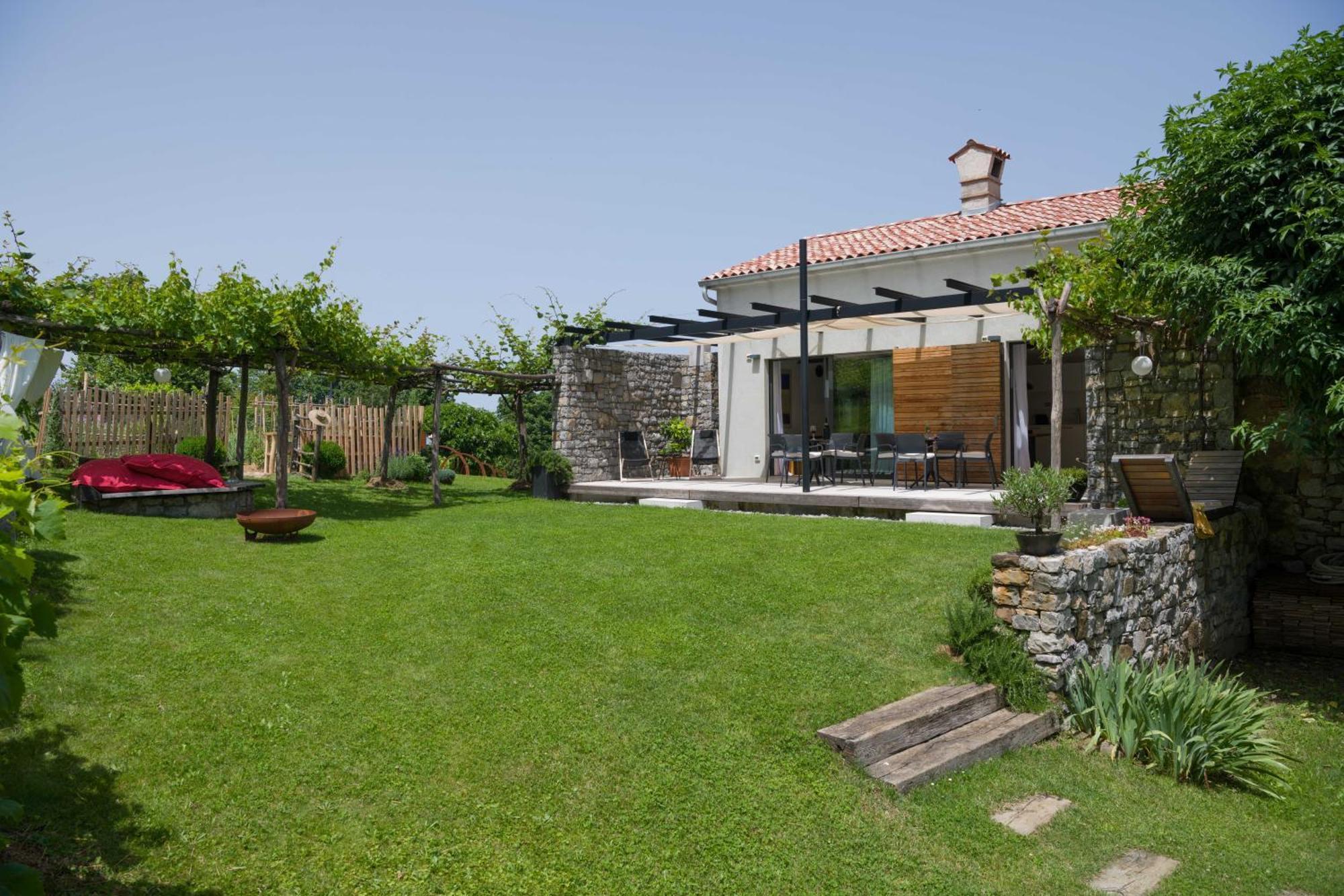 Villa Artes With Free Hot Tub & Sauna Branik Bagian luar foto