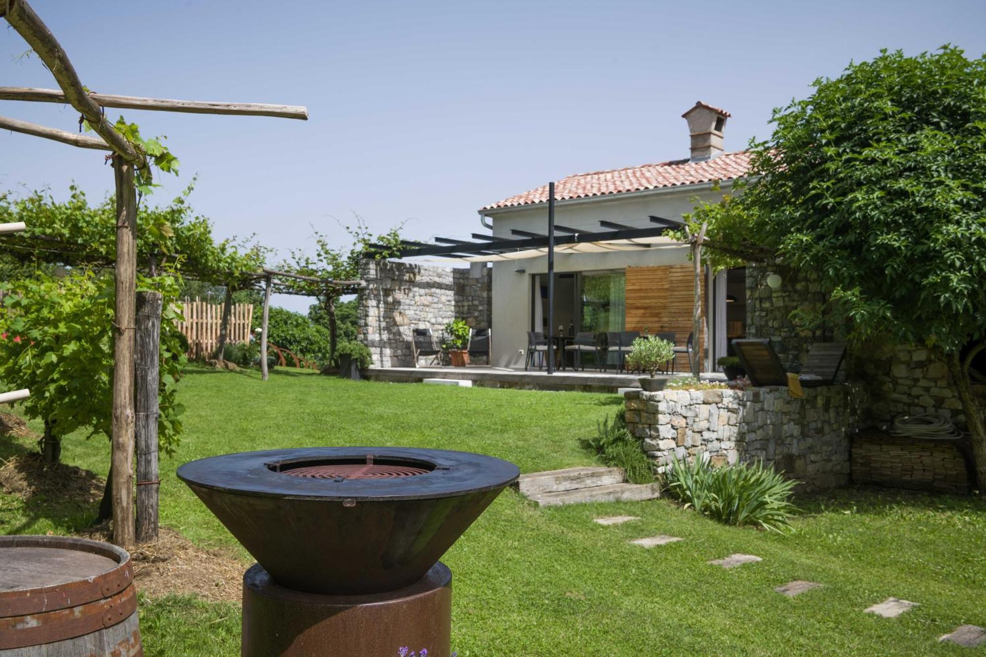 Villa Artes With Free Hot Tub & Sauna Branik Bagian luar foto